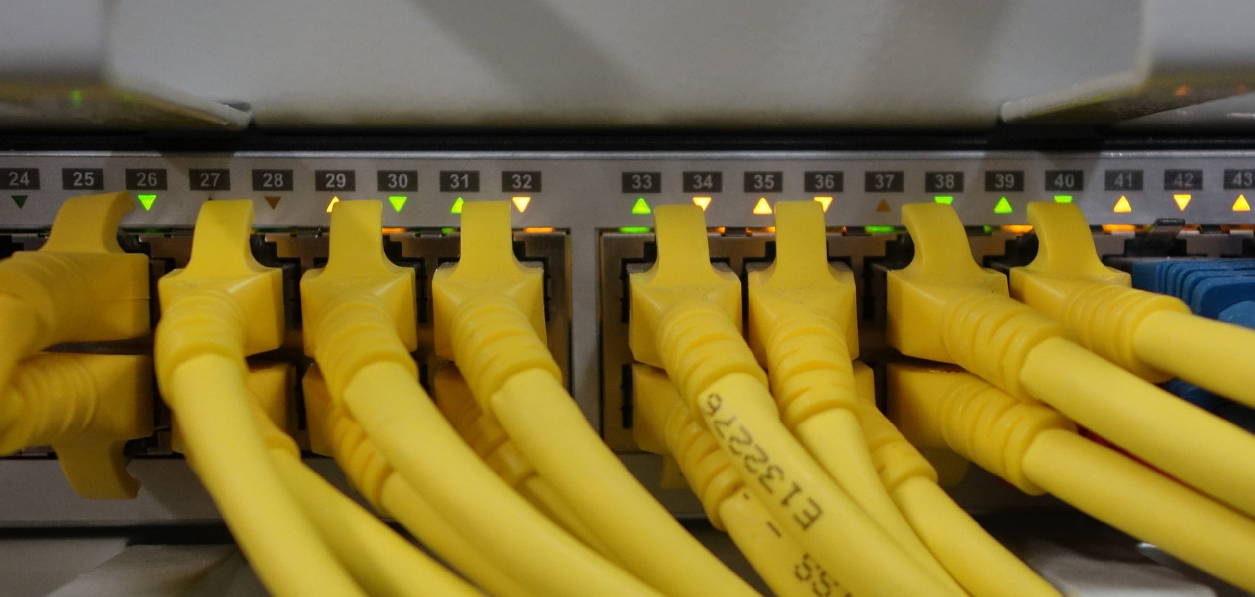 Netzwerk-Verkabelung-Gebäude-LAN-Kupfer-Glasfaser-Verlegung-OrangeComputer