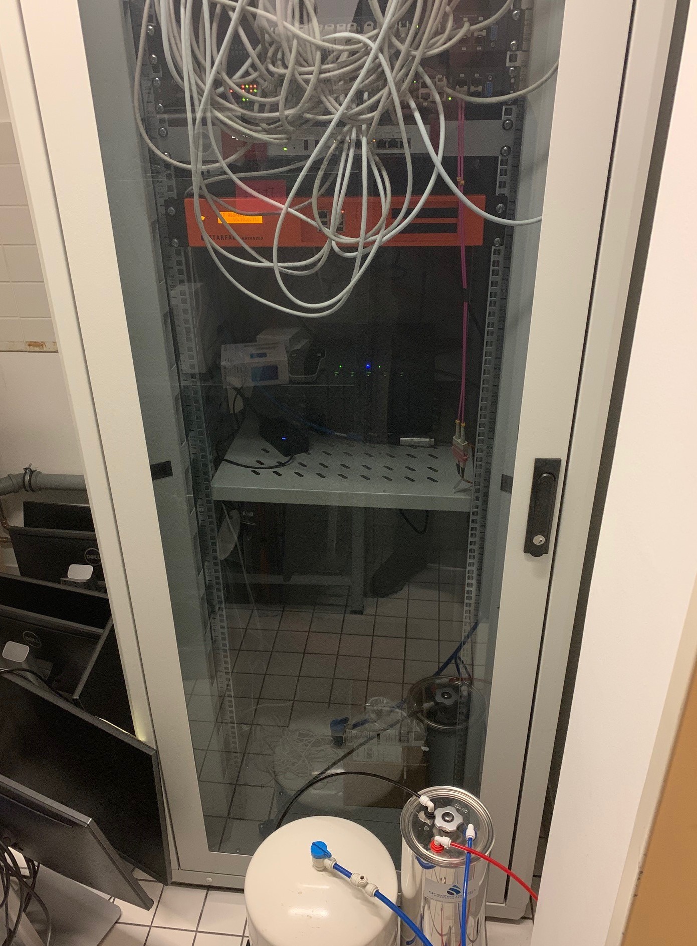 Server-it-umzug-orange-computer1