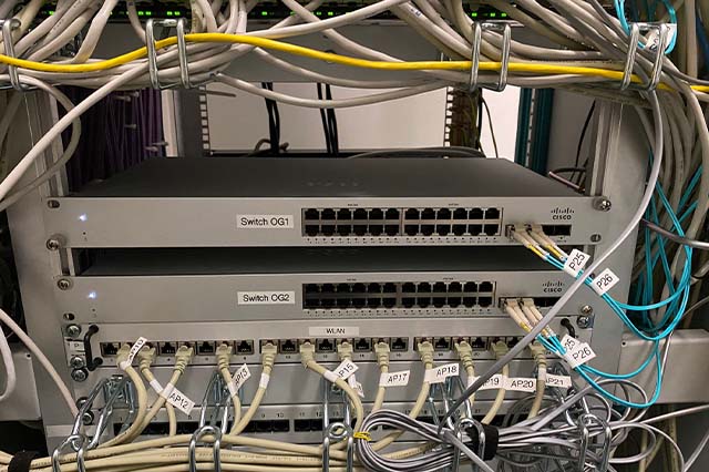 switch-patchung-serverraum-netzwerkschrank-orangecomputer