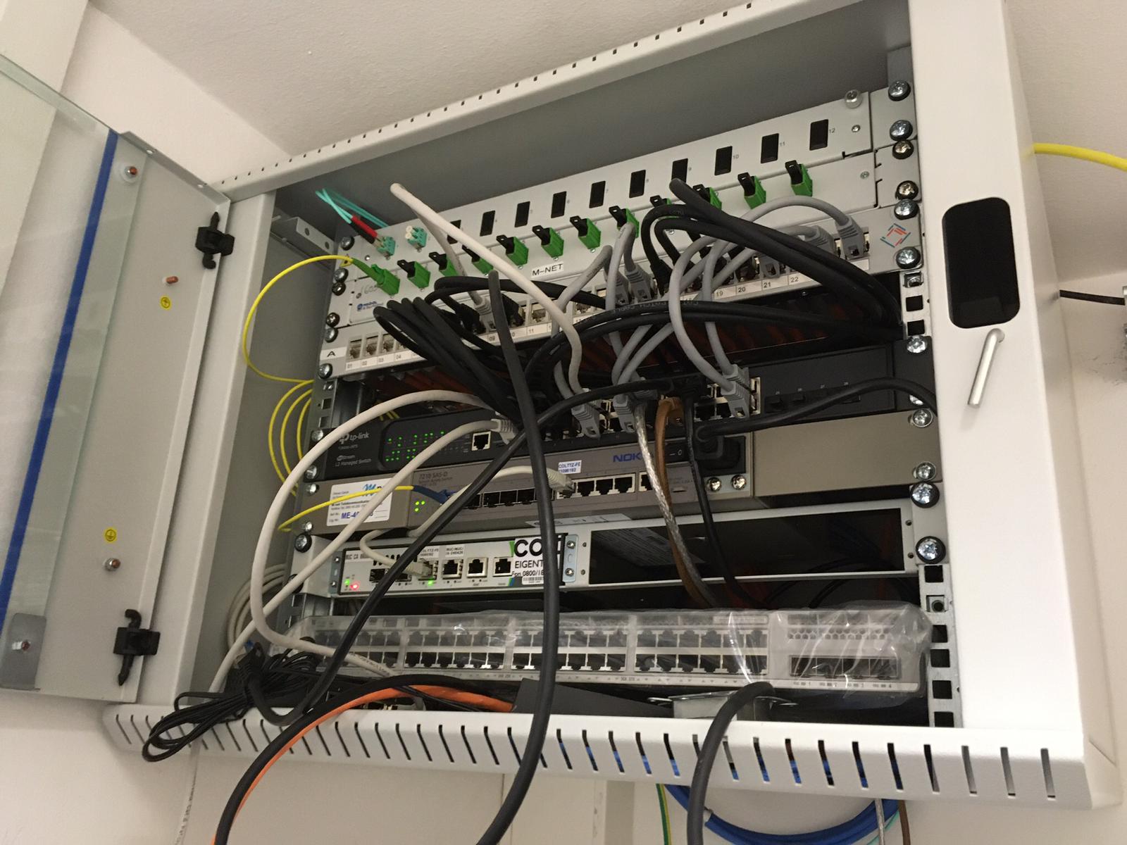 Unterverteilung-Glasfaser-Patchfeld-LAN-Verkabelung-Switch-Kupferkabel-OrangeComputer